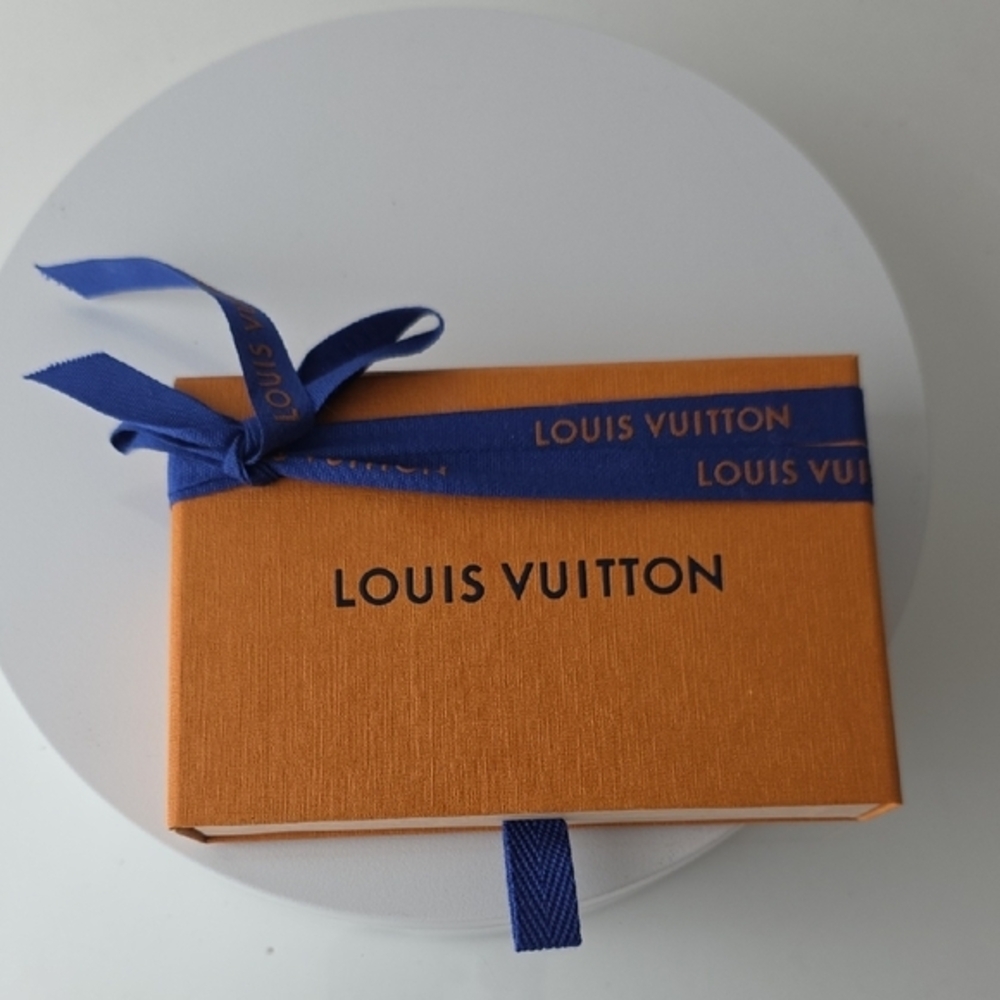 Louis Vuitton‎ Tangerine Box with Cobalt Ribbon